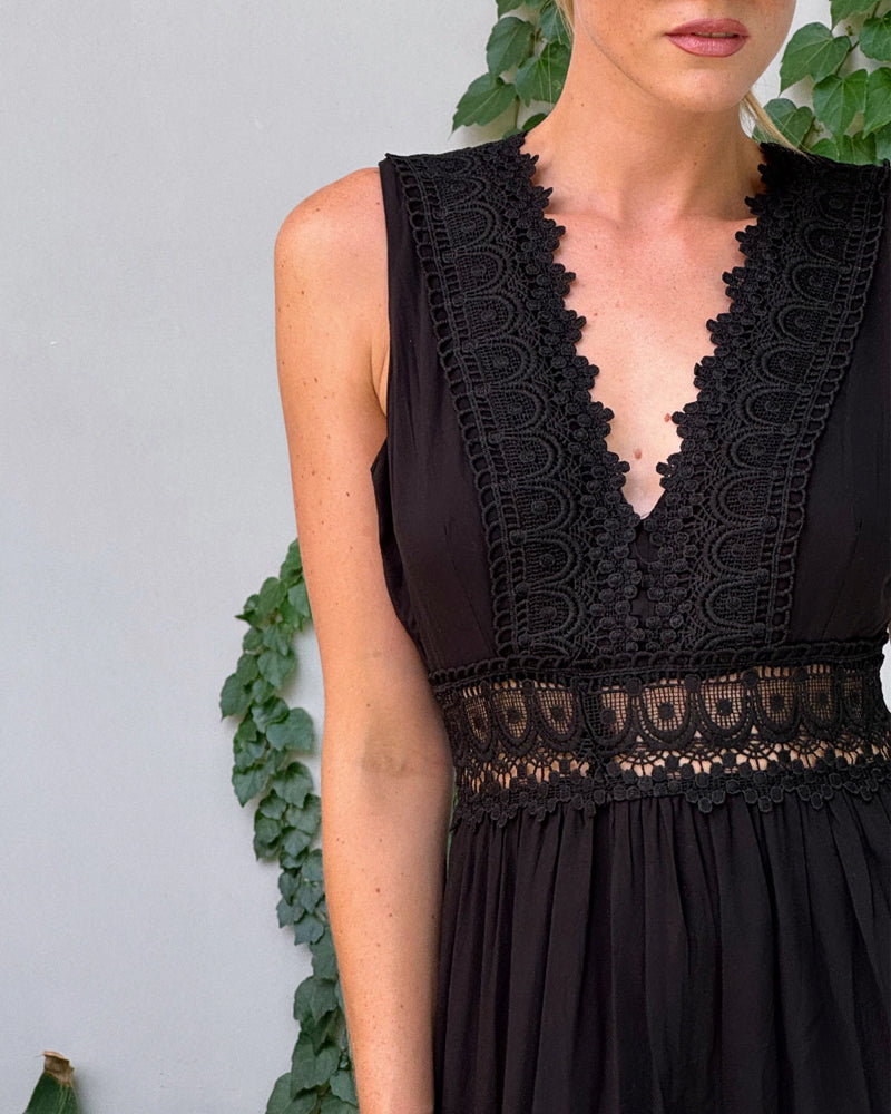 ALYSSA | Mouwloze Midi Jurk met V-hals en Delicate Kantdetails
