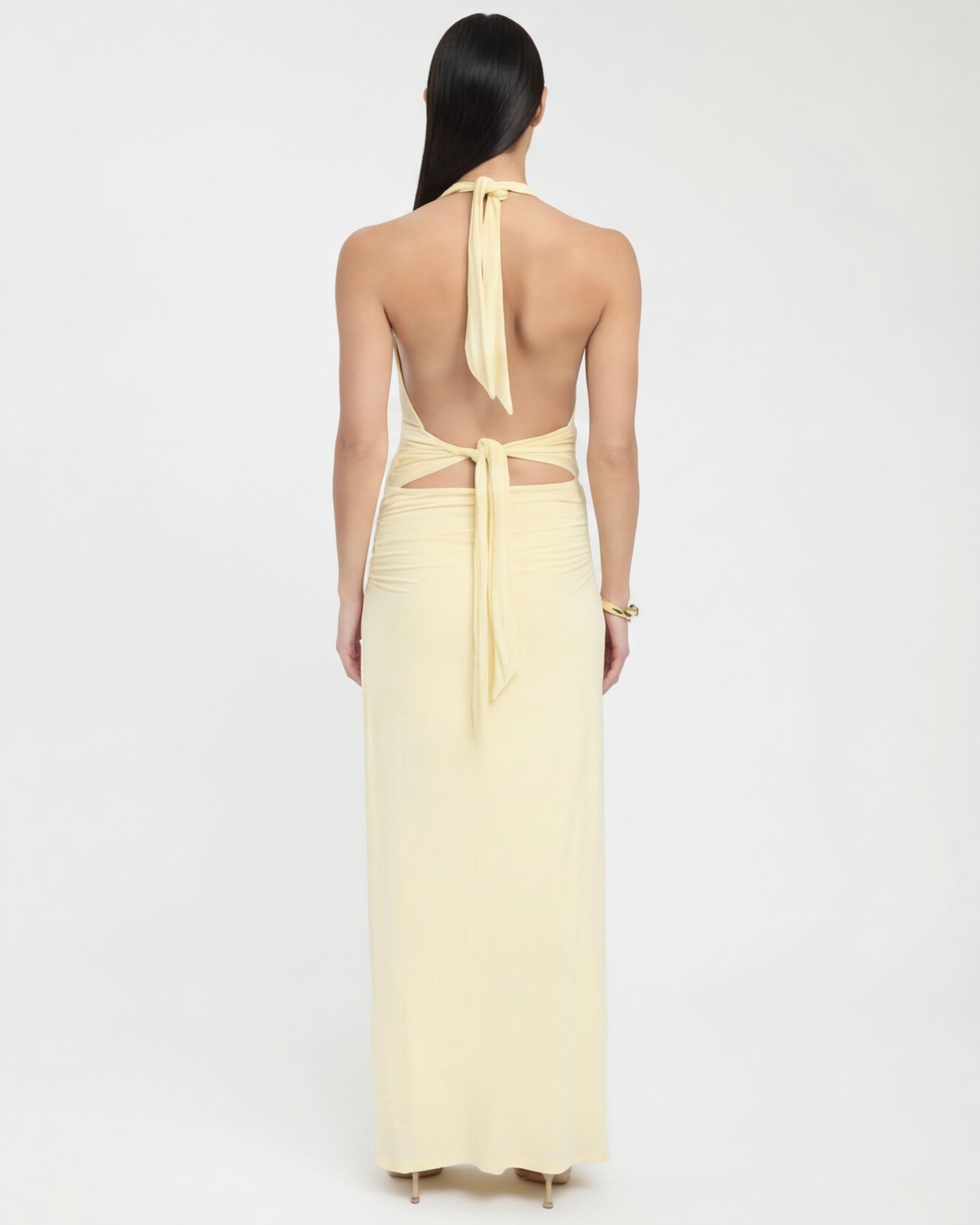 LANG JURK MET HALTER NECK EN OPEN RUG