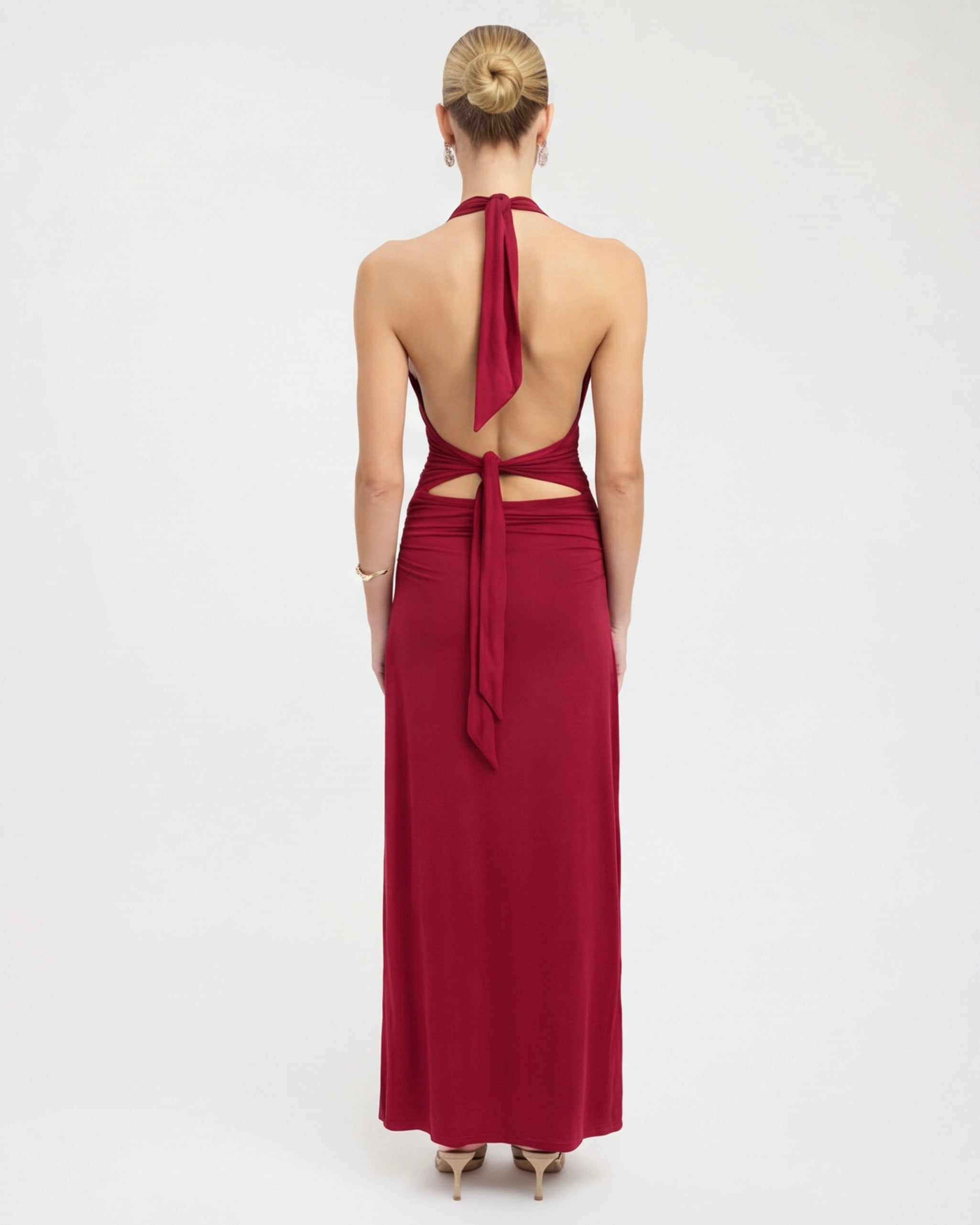 LANG JURK MET HALTER NECK EN OPEN RUG