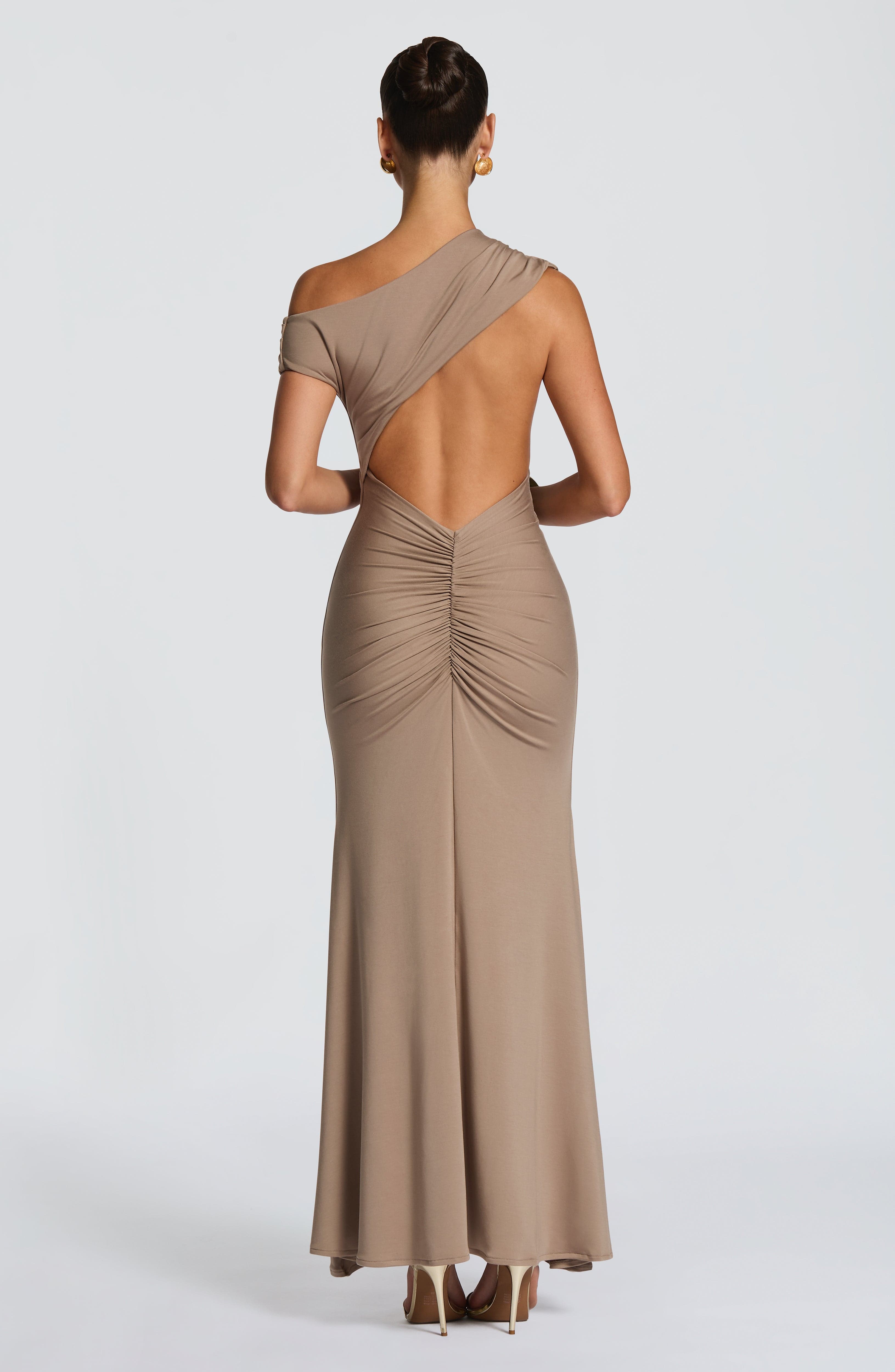 ASYMMETRISCHE MAXI JURK MET OPEN ACHTERKANT