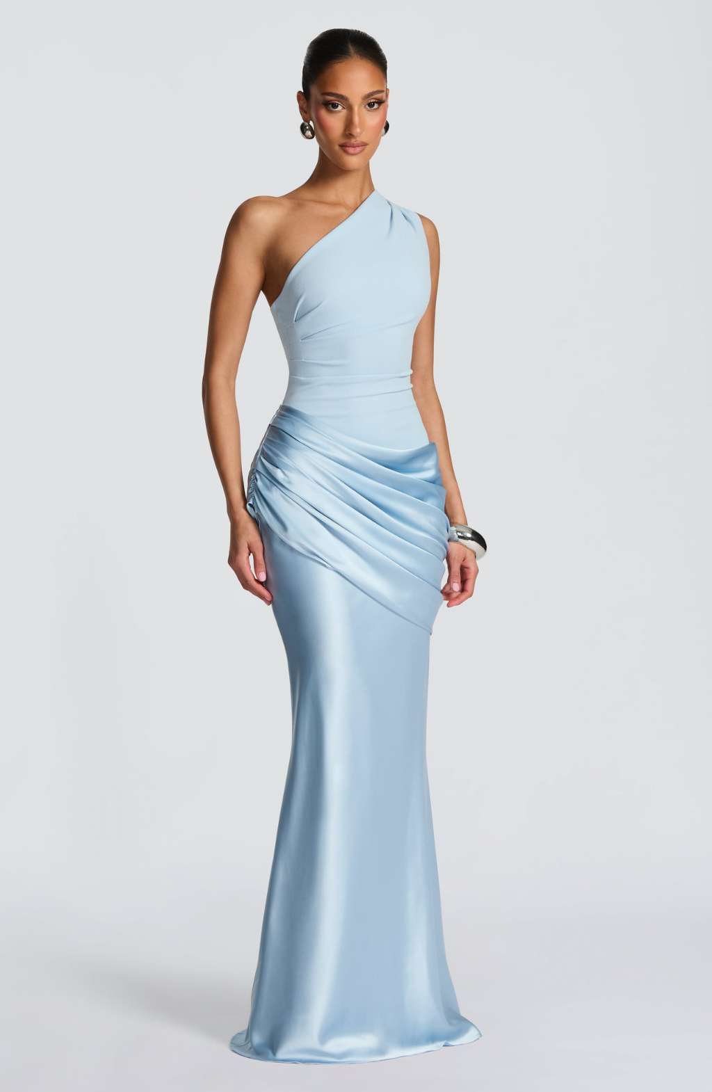 ASYMMETRISCHE LANGERE JURK MET SATIJNEFFECT