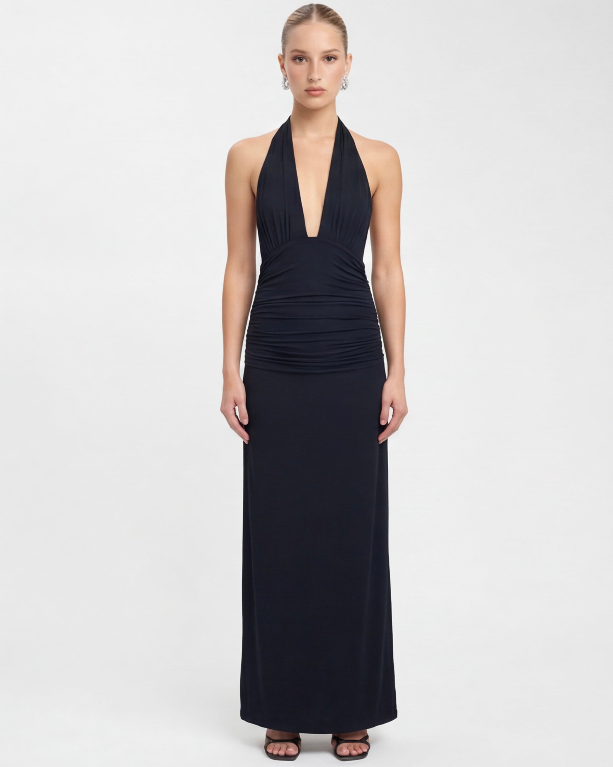 LANG JURK MET HALTER NECK EN OPEN RUG