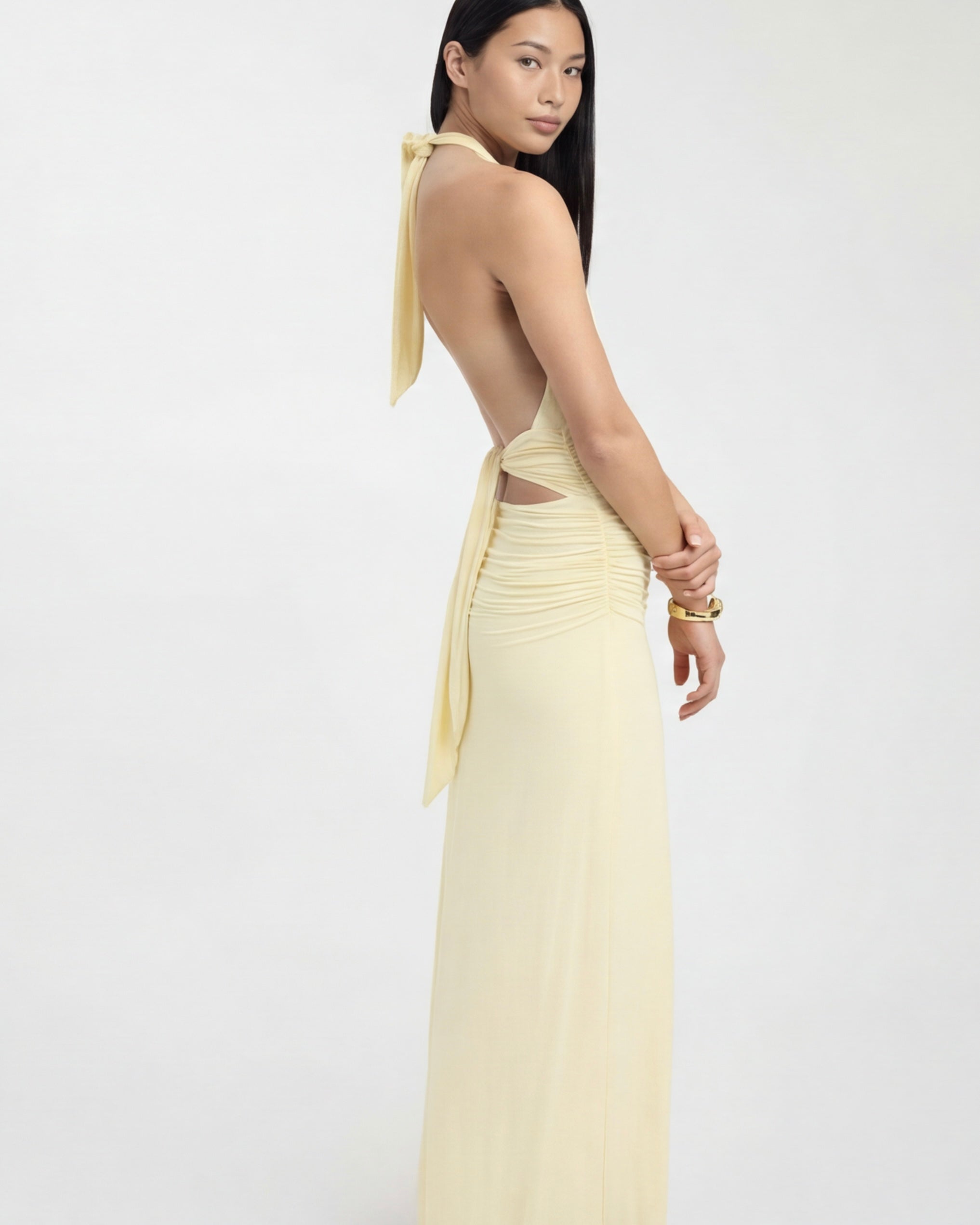LANG JURK MET HALTER NECK EN OPEN RUG