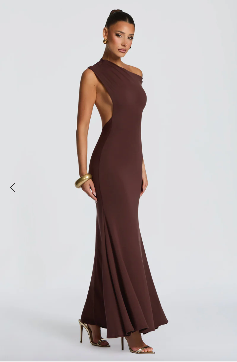 ASYMMETRISCHE MAXI JURK MET OPEN ACHTERKANT