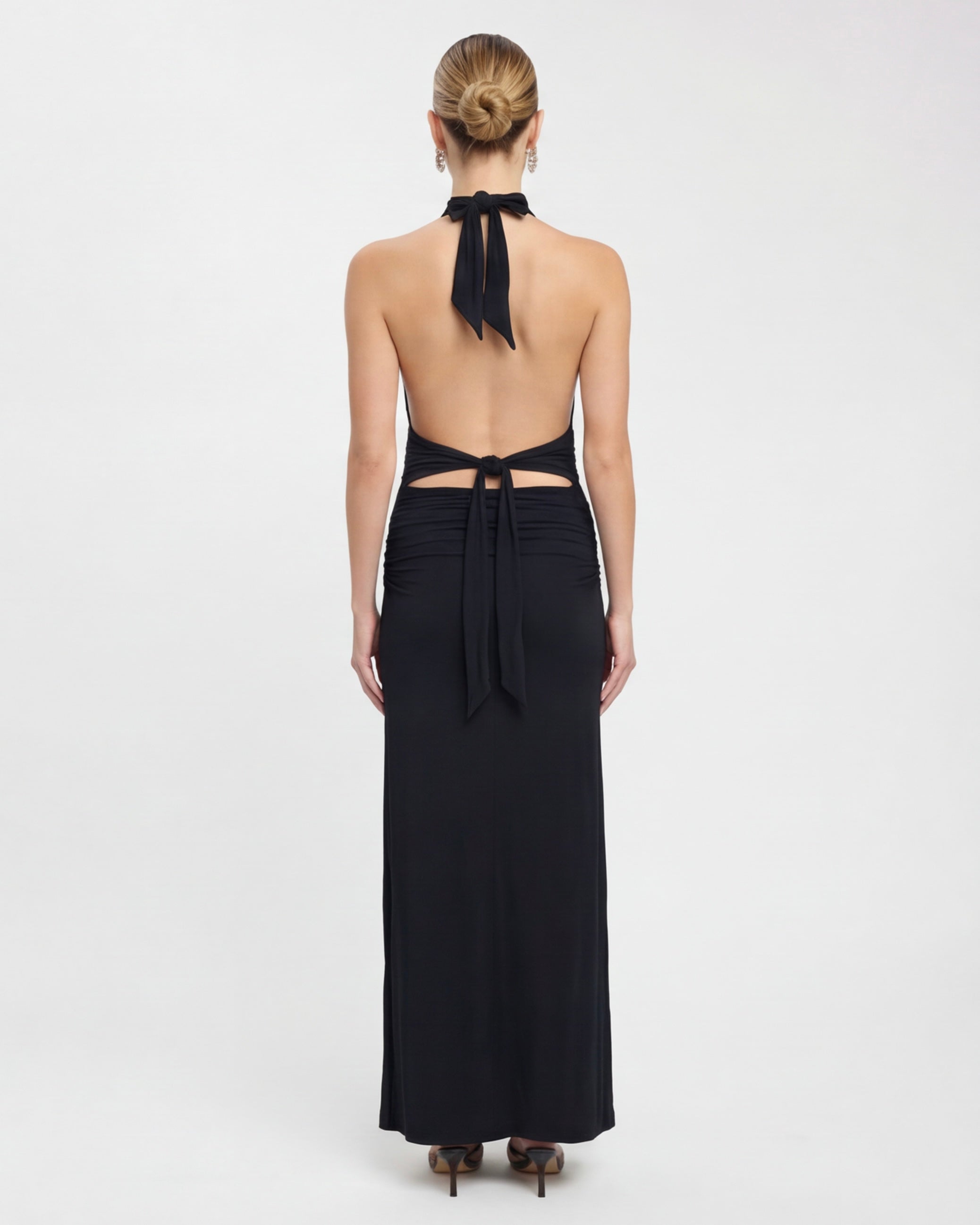 LANG JURK MET HALTER NECK EN OPEN RUG