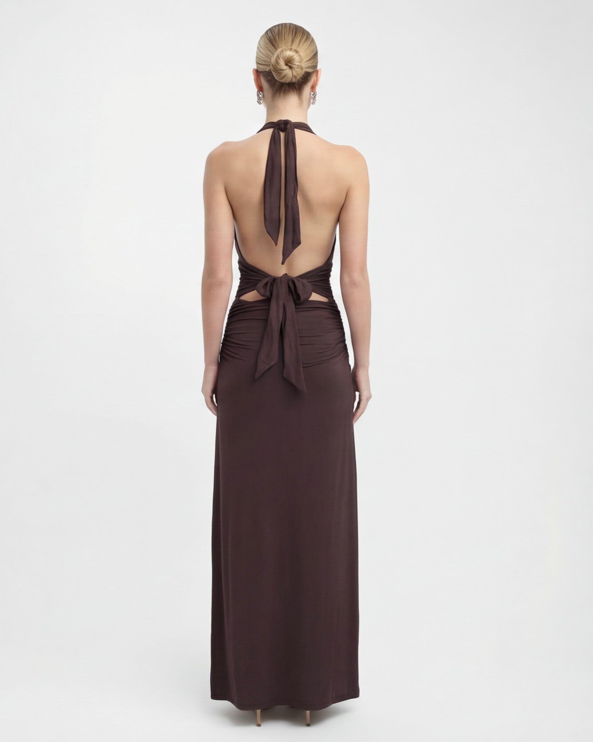LANG JURK MET HALTER NECK EN OPEN RUG