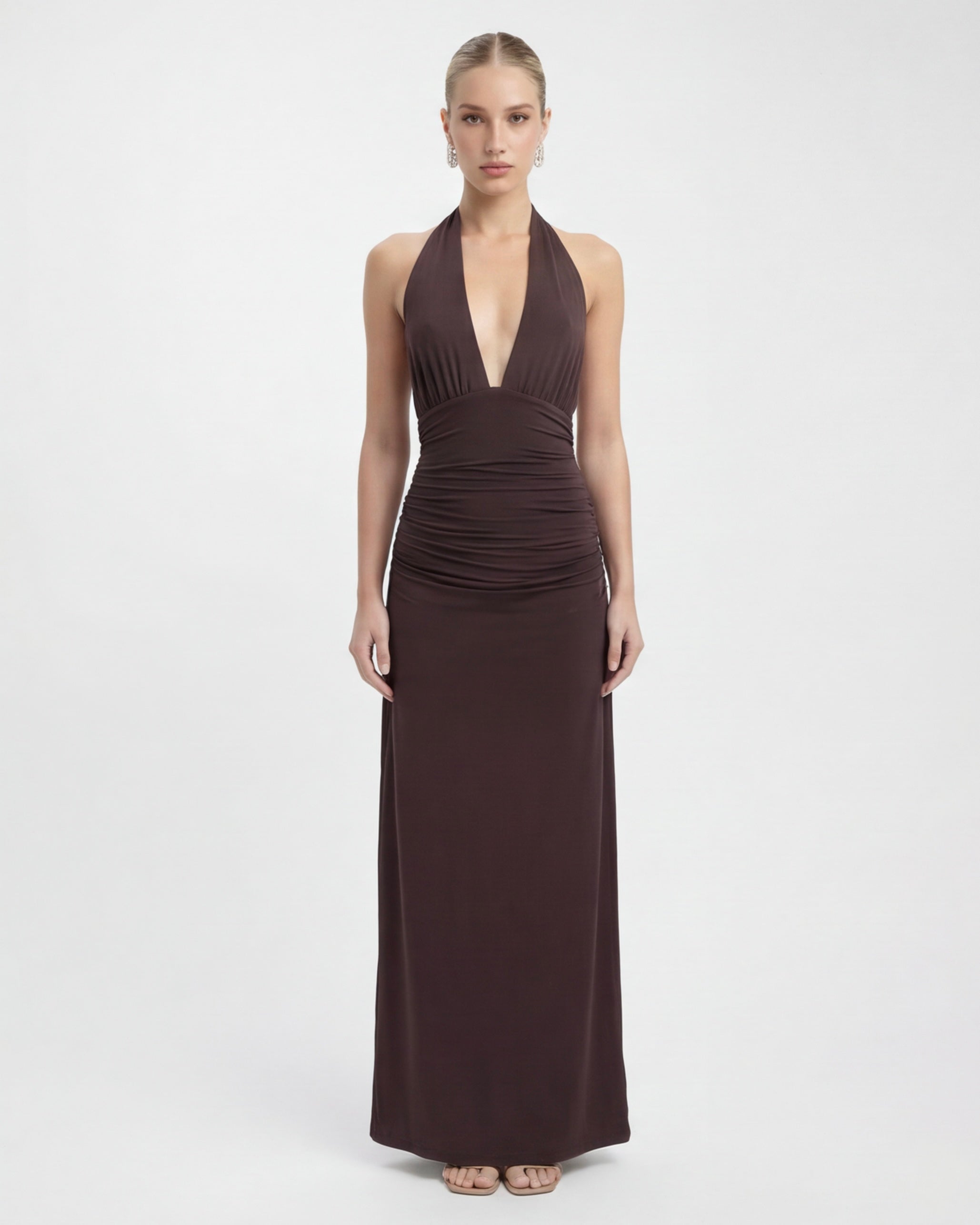LANG JURK MET HALTER NECK EN OPEN RUG