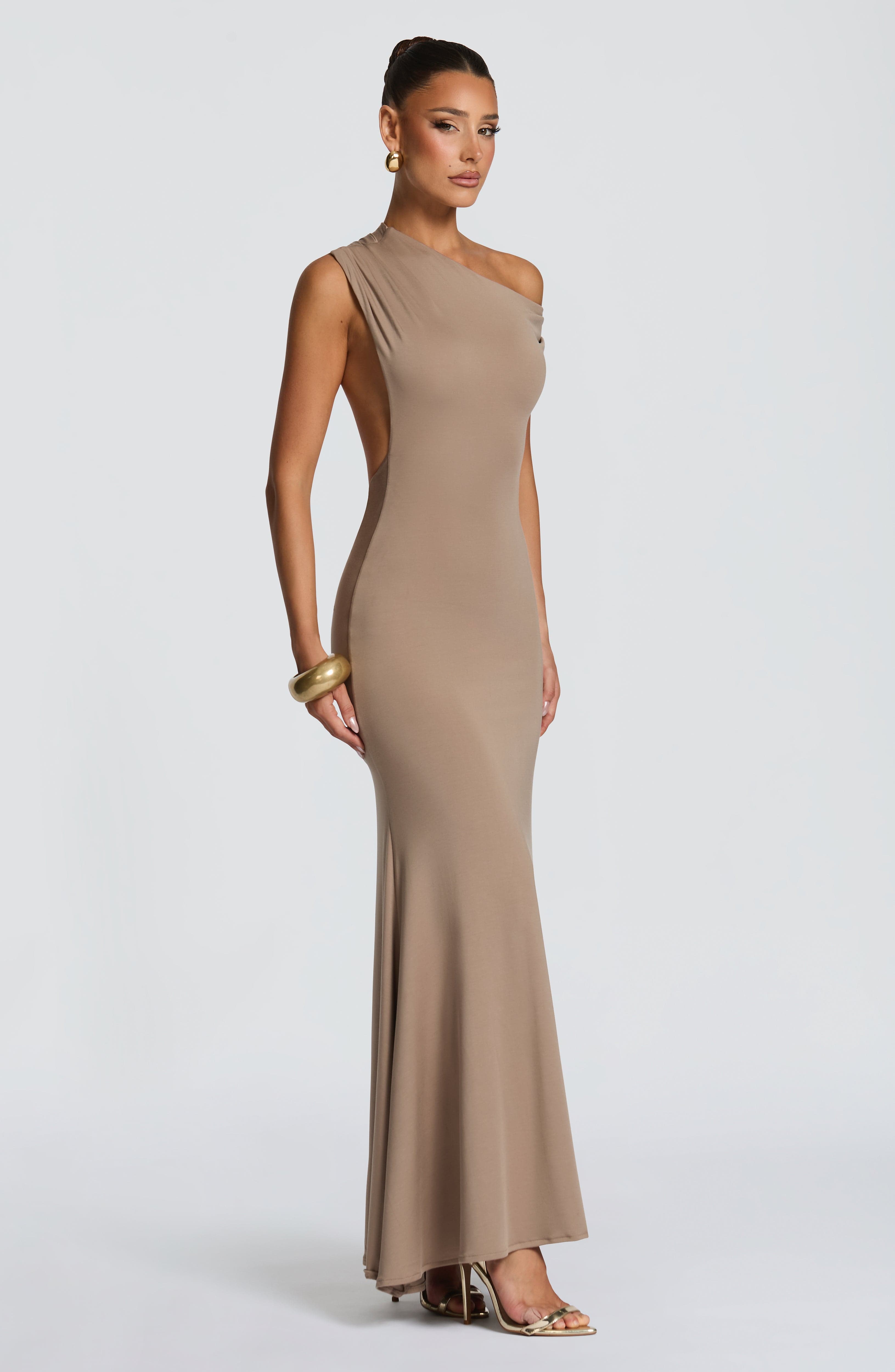 ASYMMETRISCHE MAXI JURK MET OPEN ACHTERKANT