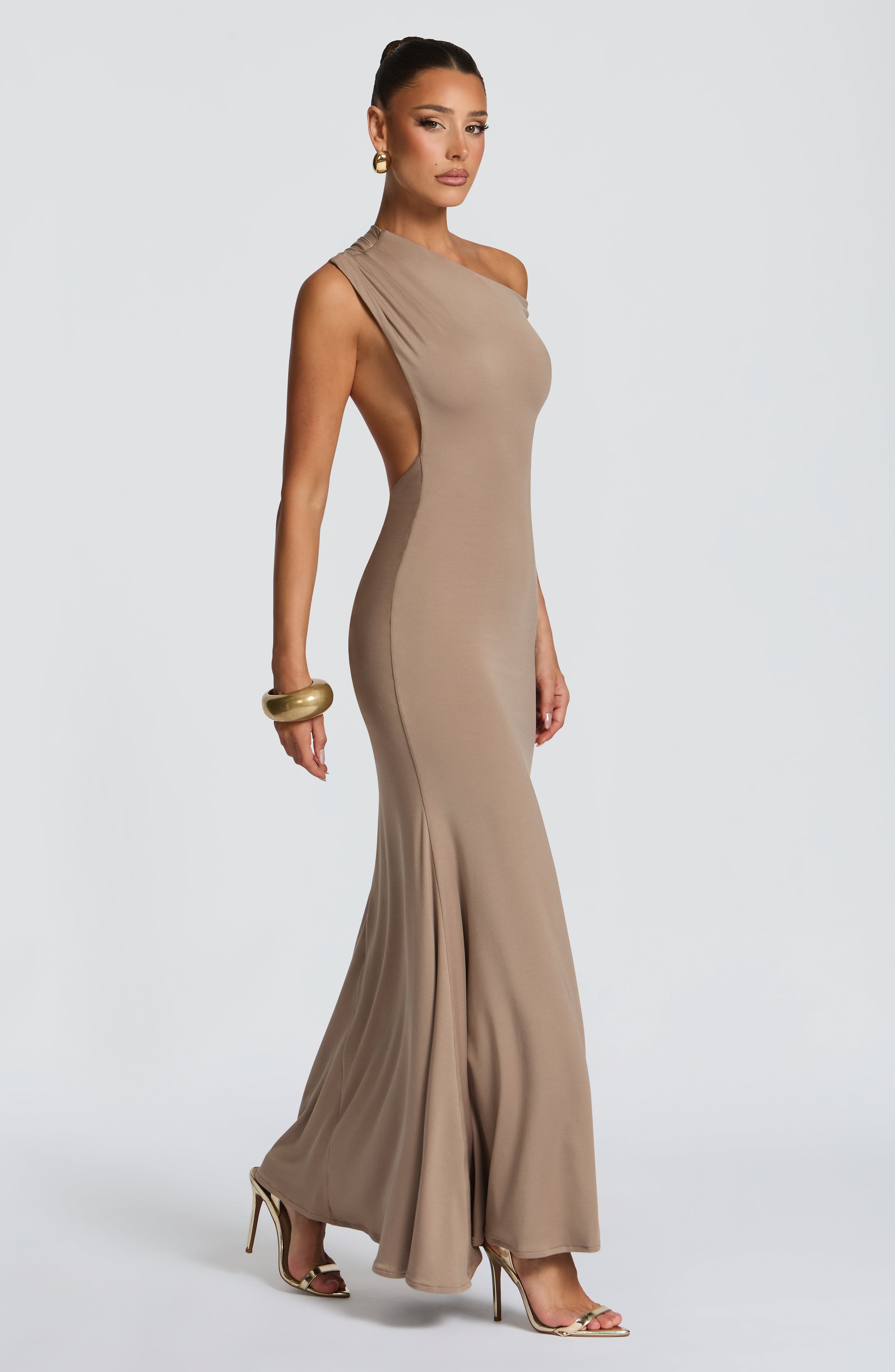 ASYMMETRISCHE MAXI JURK MET OPEN ACHTERKANT