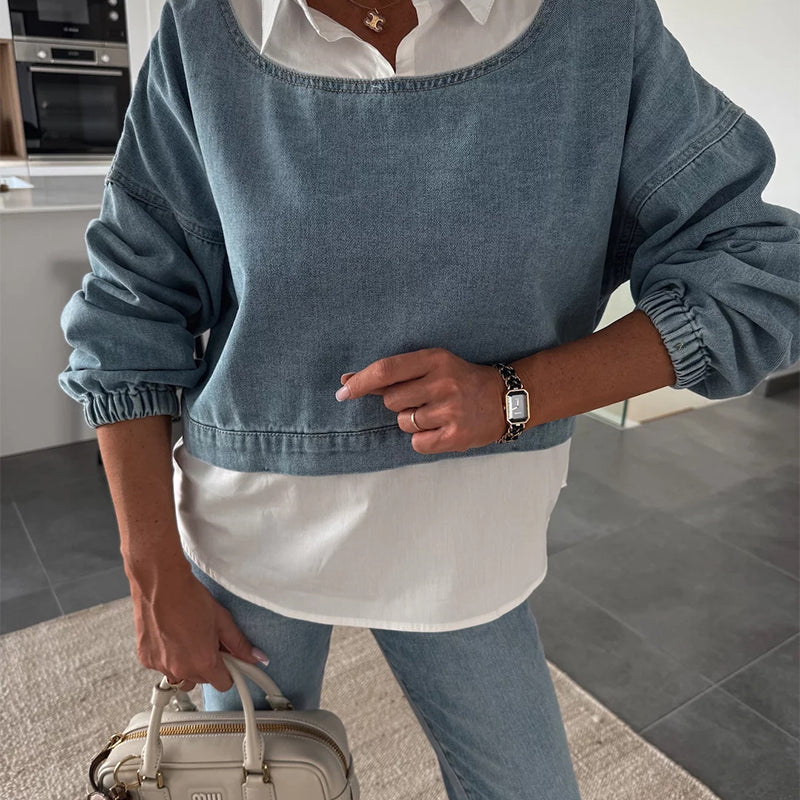 Modieuze twee-delige set bestaande uit een lange mouwen spijkerblouse en een broek voor vrouwen