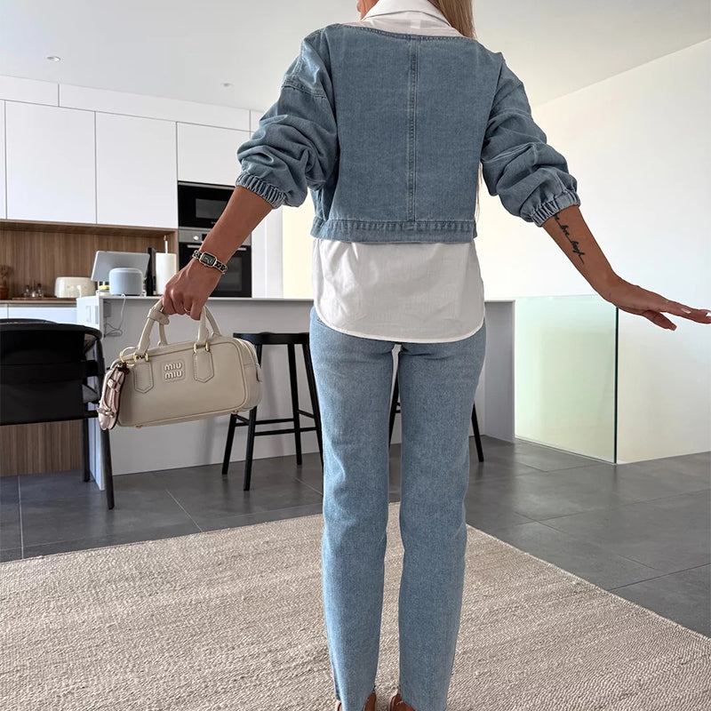 Modieuze twee-delige set bestaande uit een lange mouwen spijkerblouse en een broek voor vrouwen